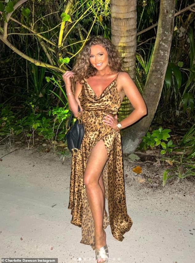 Charlotte Dawson zeigte sich während ihres Urlaubs auf den Malediven langbeinig in einem Kleid mit Leopardenmuster