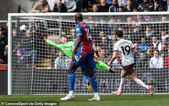 LONDON, ENGLAND - APRIL 6: Manchester City's Julian Alvarez (right) shoots wide during the Premier League match between Crystal Palace and Manchester City at Selhurst Park on April 6, 2024 in London, England.(Photo by Andrew Kearns - CameraSport via Getty Images)