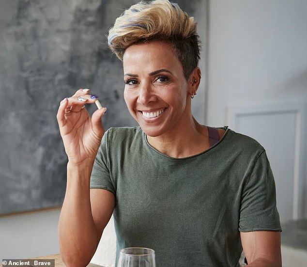 Die 54-jährige Olympiateilnehmerin Kelly Holmes hat mit der britischen Wellness-Marke Ancient + Brave zusammengearbeitet, um Noble Collagen auf den Markt zu bringen, eine Kräuterkapsel zur Gelenkpflege und Mobilität