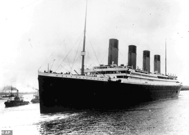 Die Titanic sank im April 1912 und forderte mehr als 1.500 Todesopfer.  Oben: Das Schiff verlässt Southampton auf seiner Jungfernfahrt