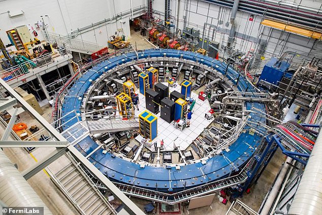 Der größte und leistungsstärkste Teilchenbeschleuniger der Welt hat am Freitag Protonen zusammengeschleudert und Wissenschaftlern so das Verständnis des Urknalls nähergebracht