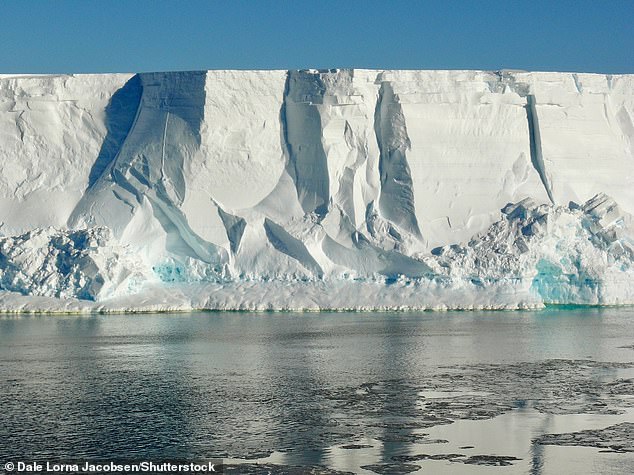 Schelfeise sind permanent schwimmende Eisschichten, die mit einer Landmasse verbunden sind.  Abgebildet ist das Ross-Schelfeis, das größte Schelfeis der Antarktis