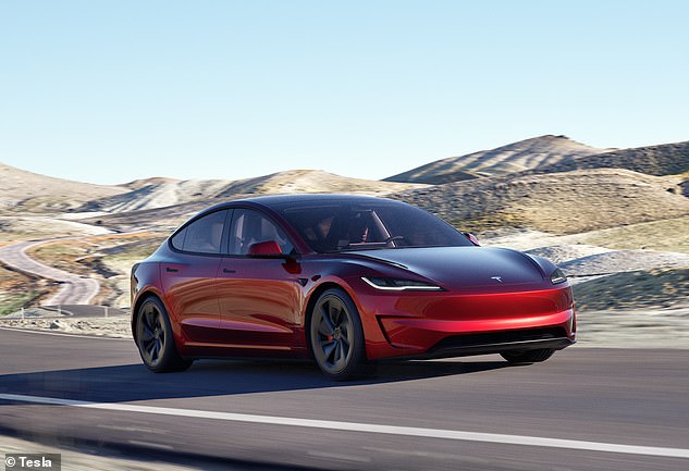 Das Tesla Model 3 ist nach einer kurzen Pause (seit 2022) zurück und das bisher schnellste Performance-Modell.  Das Modell für 59.990 £ schafft den Sprint von 0 auf 60 in 2,9 Sekunden, erreicht eine Höchstgeschwindigkeit von 163 Meilen pro Stunde und leistet 460 PS
