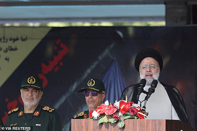 Irans Präsident Ebrahim Raisi (im Bild) warnte während einer jährlichen Armeeparade, dass die „kleinste Invasion“ Israels eine „massive und harte“ Reaktion nach sich ziehen würde, da sich die Region auf mögliche israelische Vergeltungsmaßnahmen vorbereitet
