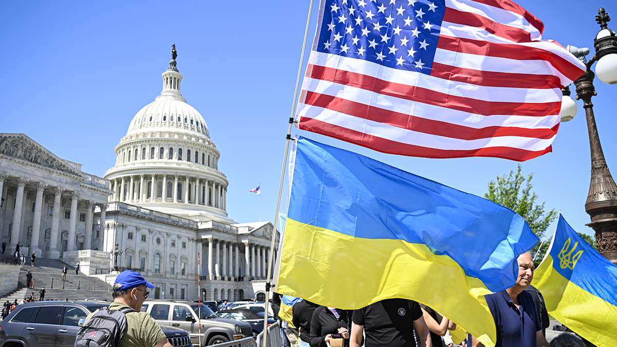 Ukrainische und amerikanische Flaggen am Kapitol 