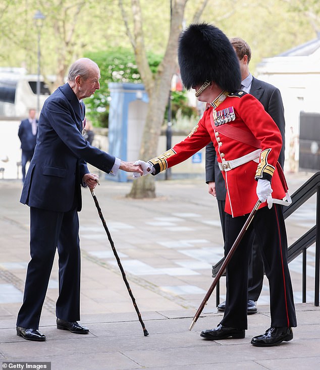Der Cousin der verstorbenen Königin, 88, nahm an der Gedenkveranstaltung teil – anlässlich seines letzten offiziellen Engagements als Oberst der schottischen Garde (im Bild: Der Herzog begrüßt eine königliche Garde)