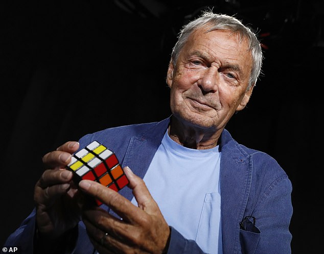 Spielleiter: Erno Rubik mit einem seiner klassischen Würfelrätsel