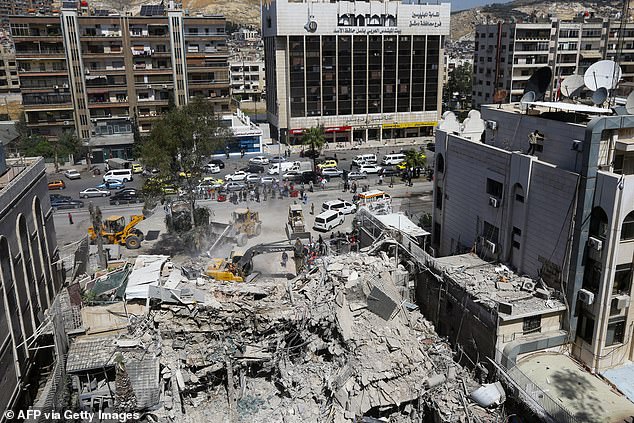 Rettungskräfte suchen einen Tag nach einem Luftangriff in Damaskus am 2. April 2024 in den Trümmern eines Nebengebäudes der iranischen Botschaft