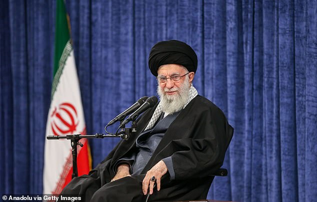 Der Oberste Führer des Iran, Ayatollah Ali Khamenei, hält eine Rede bei einem Programm, das am 3. April 2022 im Imam Khomeini Khosseini Hosseini in Teheran, Iran, stattfand