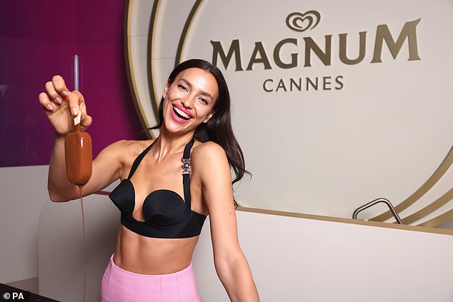 Magnum-Kraft: Model Irina Shayk stellt in Cannes ihr eigenes Eis her
