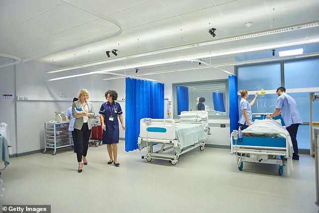 Im vergangenen Jahr wurden 43.700 Patienten auf gemischtgeschlechtlichen NHS-Krankenhausstationen untergebracht – eine Rekordzahl von 43.700 Malen – obwohl diese Praxis 2012 verboten wurde (Foto)