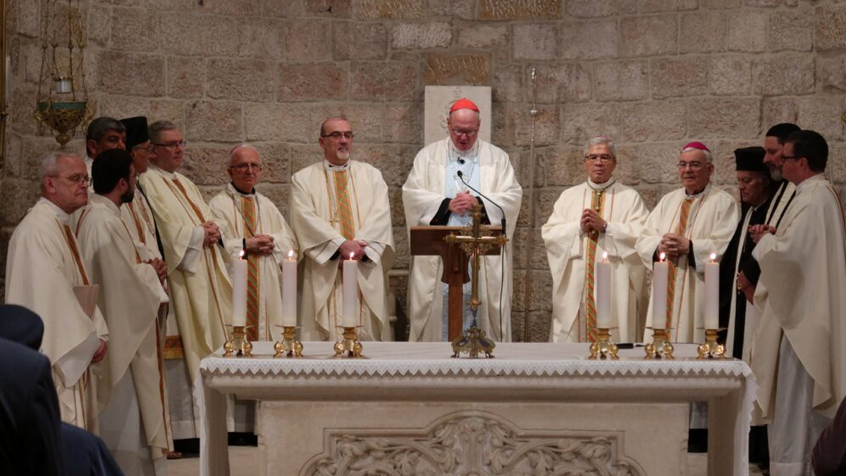 Kardinal Dolan leitet am 13. April 2024 eine Messe in der Kapelle Unserer Lieben Frau vom Frieden im Zentrum Notre Dame of Jerusalem