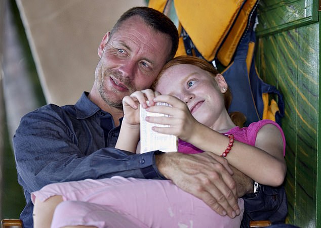 Jaynes Ex-Mann besuchte die Insel, um seine Kinder zu sehen, und verbrachte einen schönen Moment mit seiner damals neunjährigen Tochter Cherry