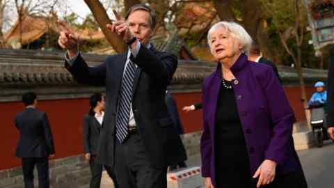 US-Finanzministerin Janet Yellen (rechts) besucht am Montag mit dem US-Botschafter in China Nicholas Burns ein Viertel in Peking