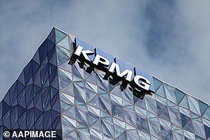 Die niederländische Abteilung von KPMG wurde mit einer Geldstrafe von 20 Millionen Pfund belegt, nachdem festgestellt wurde, dass Hunderte ihrer Mitarbeiter in Schulungen Antworten geteilt hatten