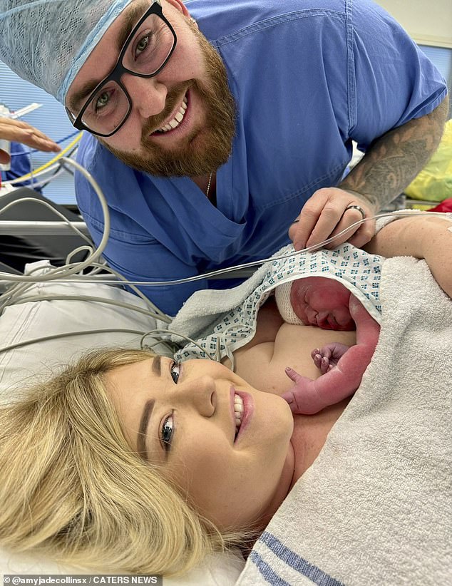 Amy und Matthew sind im Krankenhaus abgebildet, nachdem sie ihr zweites Kind, Albie, zur Welt gebracht haben