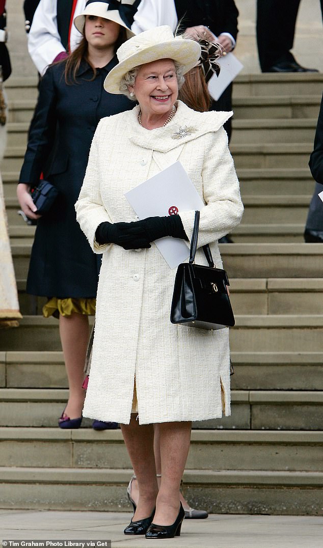 Die Königin und Prinz Philip nahmen nicht an der standesamtlichen Zeremonie von Charles und Camilla im Windsor Guildhall teil, kamen aber später zur religiösen Segnung in der St. George's Chapel (im Bild) zusammen.