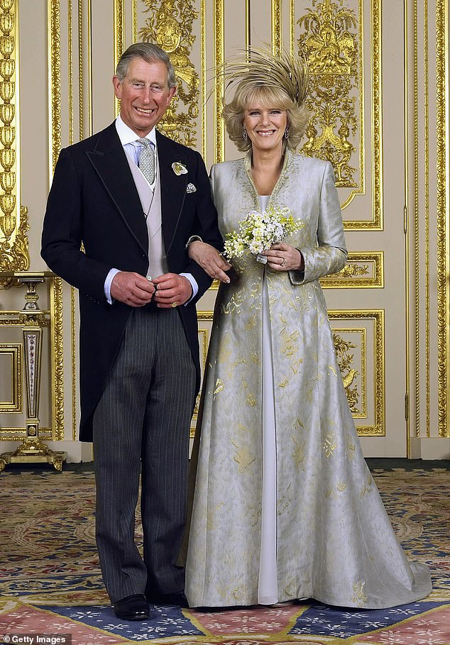 Der ehemalige königliche Butler Grant Harrold enthüllte Königin Elizabeths Unterstützungsbekundung für Charles und Camilla bei ihrer Hochzeit im Jahr 2005 (im Bild)