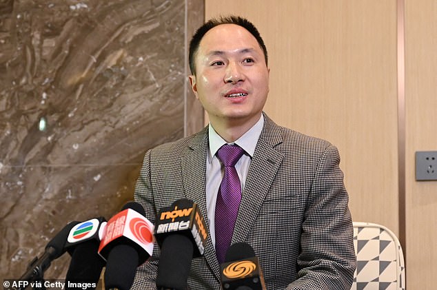 He Jiankui (im Bild auf einer Pressekonferenz im Jahr 2023) hat bekannt gegeben, dass er ins Labor zurückgekehrt ist, nachdem er wegen der genetischen Veränderung menschlicher Babys inhaftiert worden war