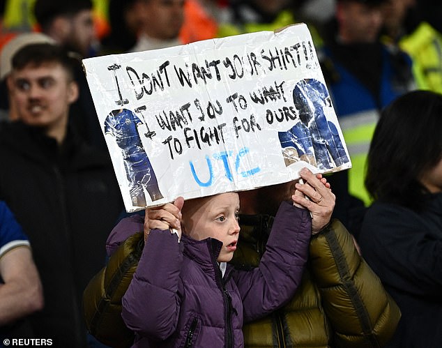 Ein junger Chelsea-Fan hielt ein Schild hoch, auf dem er den Spielern mitteilte, dass er ihre Trikots nicht wollte und ihnen stattdessen sagte, sie sollten um das Trikot kämpfen – eine vernichtende Einschätzung während einer schweren 0:5-Niederlage gegen Arsenal