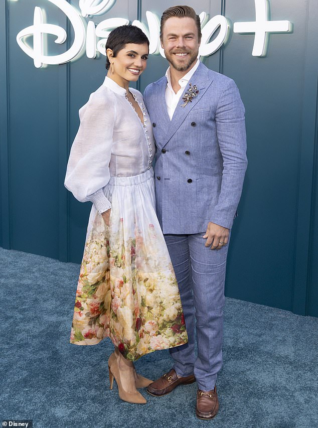 Derek Hough und Hayley Erbert besuchten am Freitag den mit Stars besetzten Start von Hulu auf Disney+ in Los Angeles – nur wenige Stunden nachdem bekannt gegeben wurde, dass Erbert vier Monate nach ihrem Schädelhämatom wieder zum Tanzen freigegeben wurde