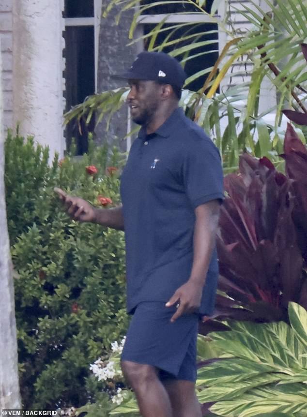 Diddy wurde abgebildet, als er einen Anruf entgegennahm, als er vor seiner Villa auf Star Island in Miami schritt