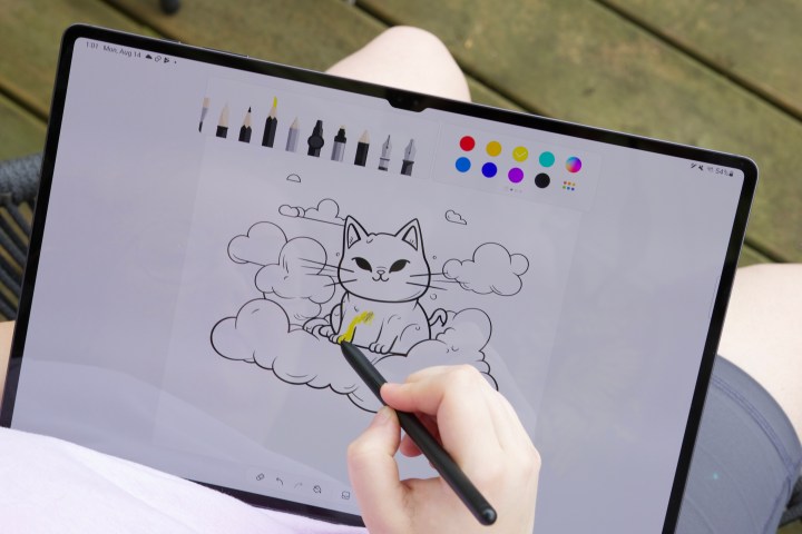 Jemand malt mit dem S Pen auf dem Samsung Galaxy Tab S9 Ultra.