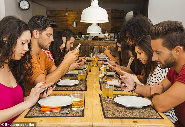 Untersuchungen haben ergeben, dass Jugendliche die Verhaltensregeln beim Essen als veraltet und irrelevant empfinden.  Archivbild verwendet