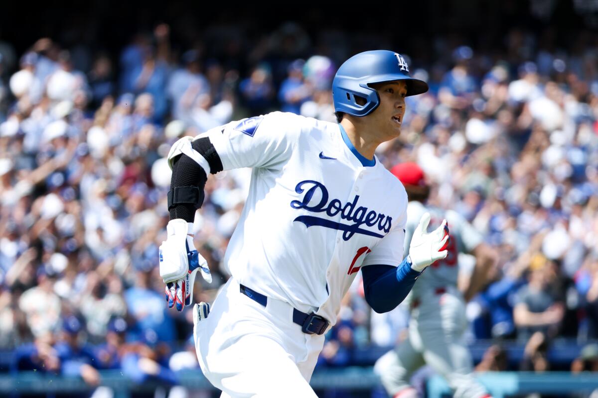 Dodgers Designated Hitter Shohei Ohtani rennt zur ersten Base, nachdem er gegen die St. Louis Cardinals einen Double geschlagen hat.