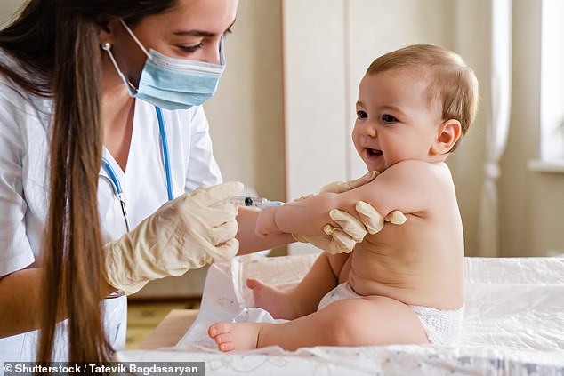 Die Notaufnahmen des NHS werden diesen Winter mit kranken Säuglingen gefüllt sein, es sei denn, die Regierung legt ihren Plan vor, eine neue Impfung gegen häufige Erreger einzuführen, warnen Experten (Archivbild)