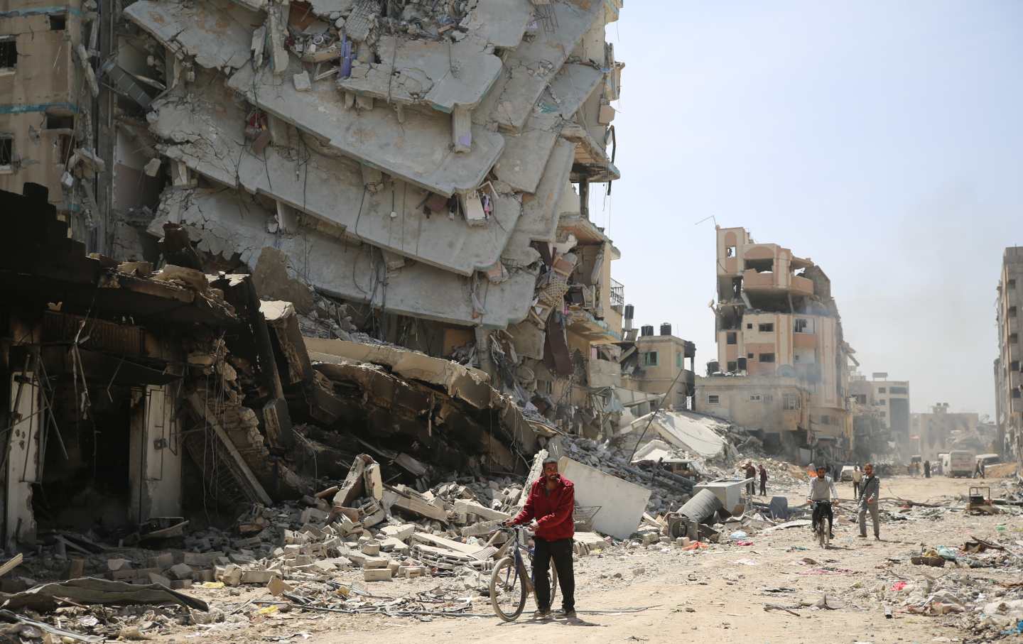 Ein Mann geht in der Nähe der Trümmer eines beschädigten Gebäudes, während das Gebiet um das Al-Shifa-Krankenhaus am 1. April 2024 in Gaza-Stadt, Gaza, zerstört wird.