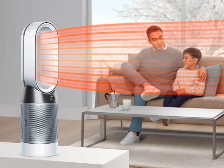 Dyson HP04 Pure Hot + Cool Smart Tower Luftreiniger, Heizung und Ventilator mit einem Mann und einem Jungen, die auf einer Couch sitzen.