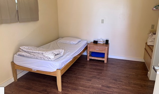 Das Bild oben zeigt, wie ein Raum in einem Vipassana-Retreat-Zentrum in Kalifornien aussieht.  Die Wartelisten der Zentren sind lang