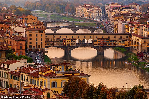 Ponte Vecchio – eine der bekanntesten Brücken Italiens, die alliierte Bomben, verheerende Überschwemmungen und 700 Jahre Besucher überstanden hat – steht vor einer Umgestaltung