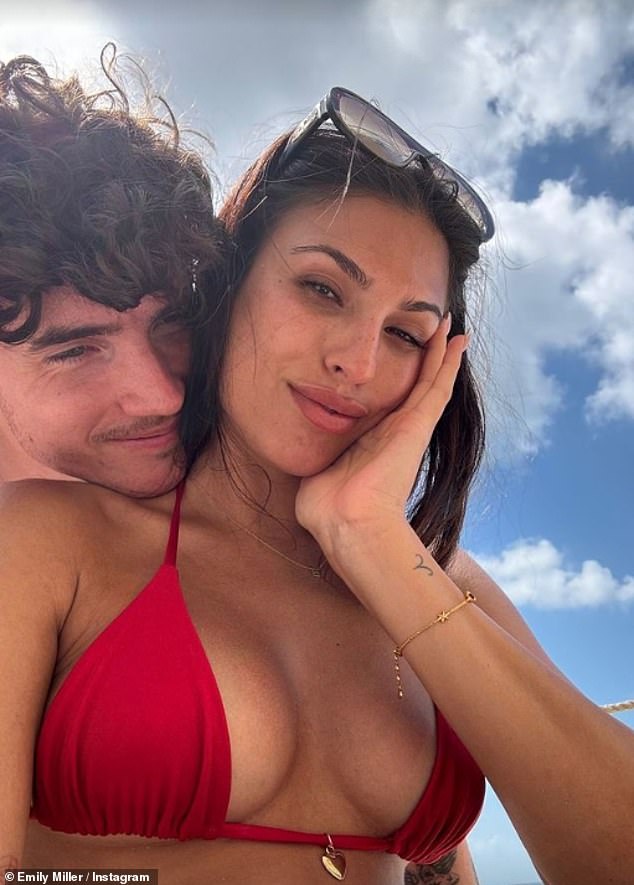Der „Schwangere Too Hot To Handle“-Star Emily Miller zeigt ihren wachsenden Bauch in einem knappen roten Bikini, während sie mit dem Baby ihres Vaters Cam Holmes, 27, einen Kurzurlaub in Dubai genießt