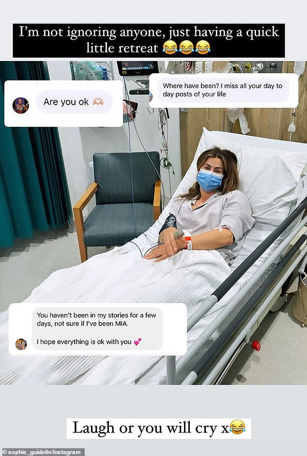 Sophie Guidolin (im Bild) liegt wegen einer unbekannten Krankheit im Krankenhaus.  Die Influencerin teilte die Neuigkeit am Dienstag auf Instagram mit, zusammen mit einem Bild von ihr, wie sie mit einer blauen Maske in einem Krankenhausbett liegt und an etwas angeschlossen ist, das wie eine Infusion aussieht
