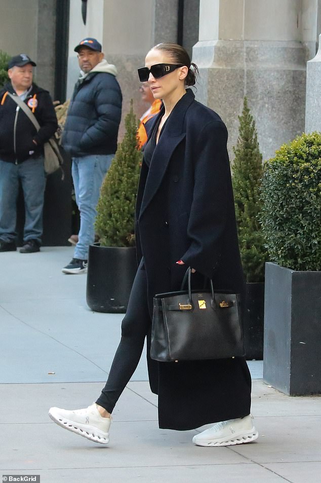 Als sie ihre Luxus-Maisonette im Whitman nahe dem Madison Square Park verließ, zog sich der 54-jährige Superstar ein schlichtes schwarzes Hemd, passende Leggings und eine übergroße Dior-Sonnenbrille an