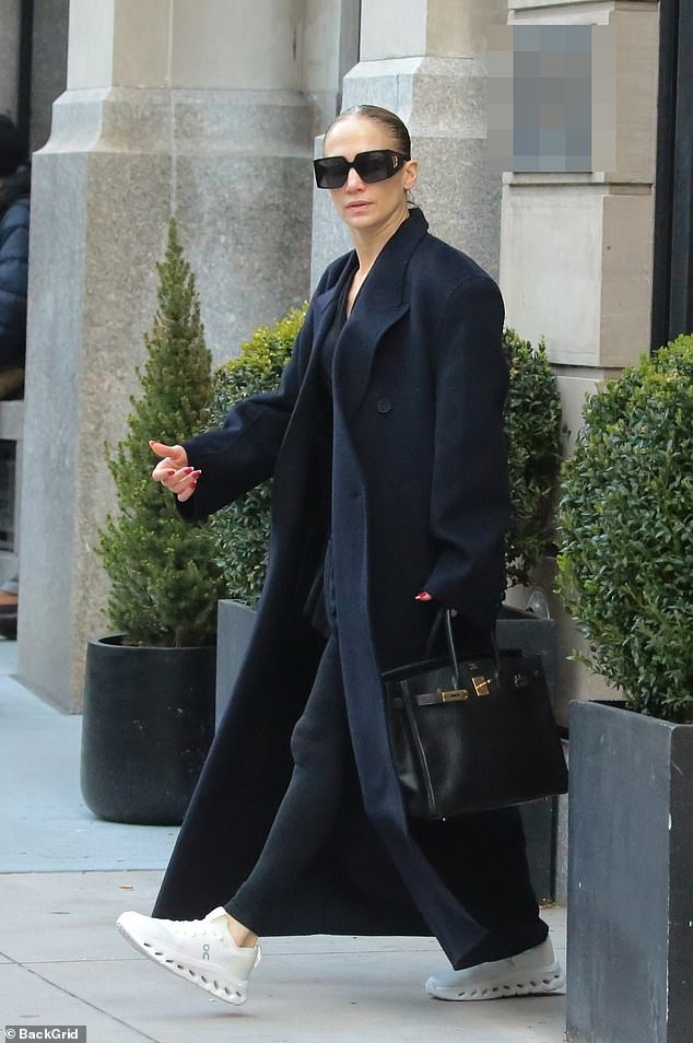 Jennifer Lopez sah in einem langen schwarzen Mantel mühelos schick aus, als sie ihr 6.540 Quadratmeter großes Penthouse verließ, das sie seit 2017 immer wieder vermietet