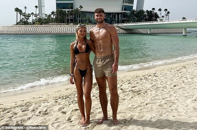 Die „Love Island: All Stars“-Gewinner Tom Clare (24) und Molly Smith (29) zeigten auf Fotos, die am Mittwoch auf Instagram gepostet wurden, vor dem Burj Al Arab in Dubai eine verliebte Show