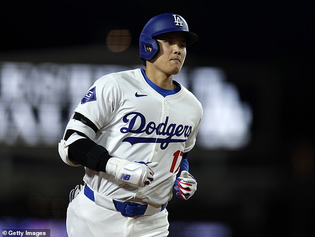 Ein lebenslanger Fan der LA Dodgers, der Shohei Ohtanis ersten Homerun-Ball für das Team gefangen hat, behauptet, sie sei unter Druck gesetzt worden, ihm den 100.000-Dollar-Artikel zurückzugeben