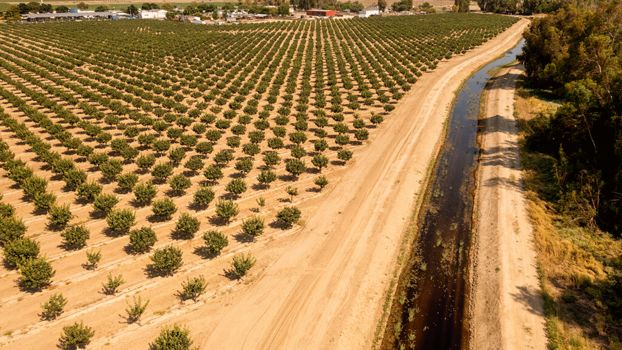Bewässerungskanal durch Ackerland