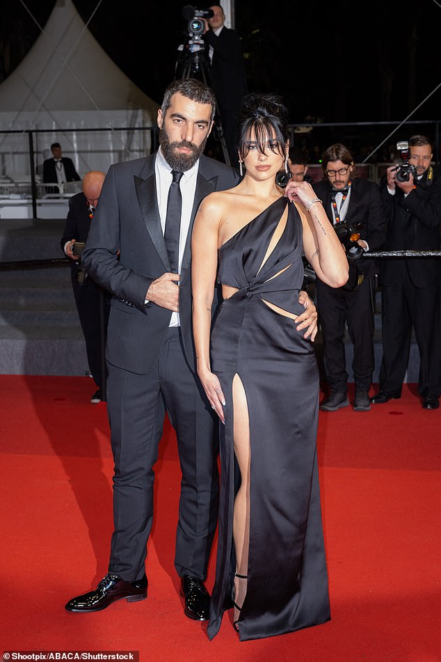 Nach einer zweieinhalbjährigen Beziehung mit Anwar Hadid ging sie weiterhin mit dem französischen Regisseur Romain Gavras, 42, aus, doch das Paar trennte sich kurz darauf im Jahr 2023 (im Bild mit Romain im Mai 2023).
