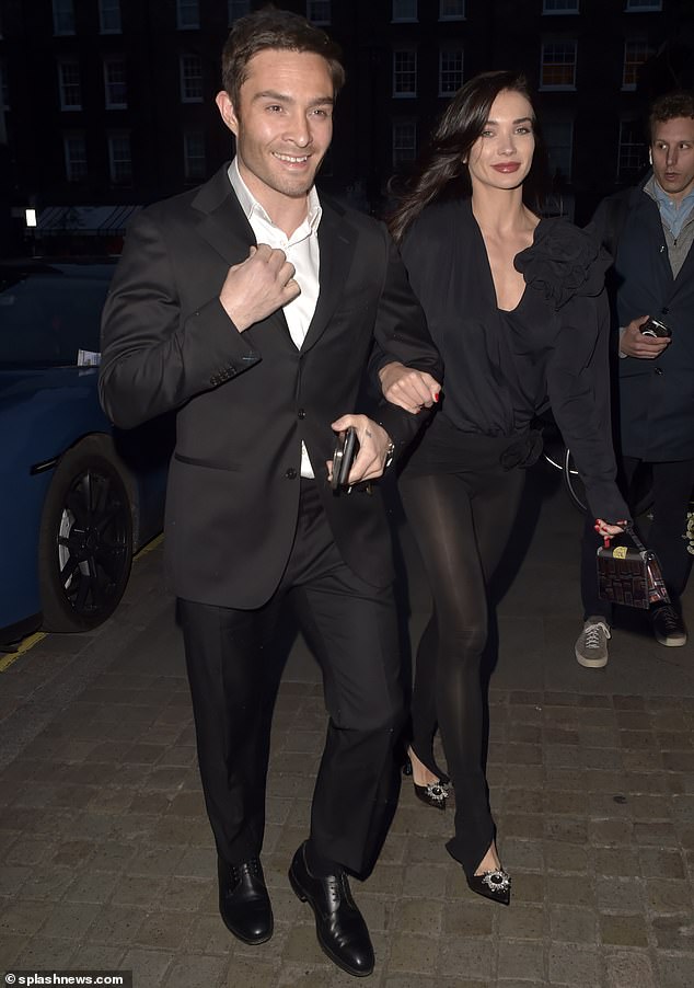 Ed Westwick und seine Verlobte Amy Jackson sahen in Schwarz glamourös aus, als sie am Donnerstag zur Dr. Sturm Skincare Party im Londoner Chiltern Firehouse gingen
