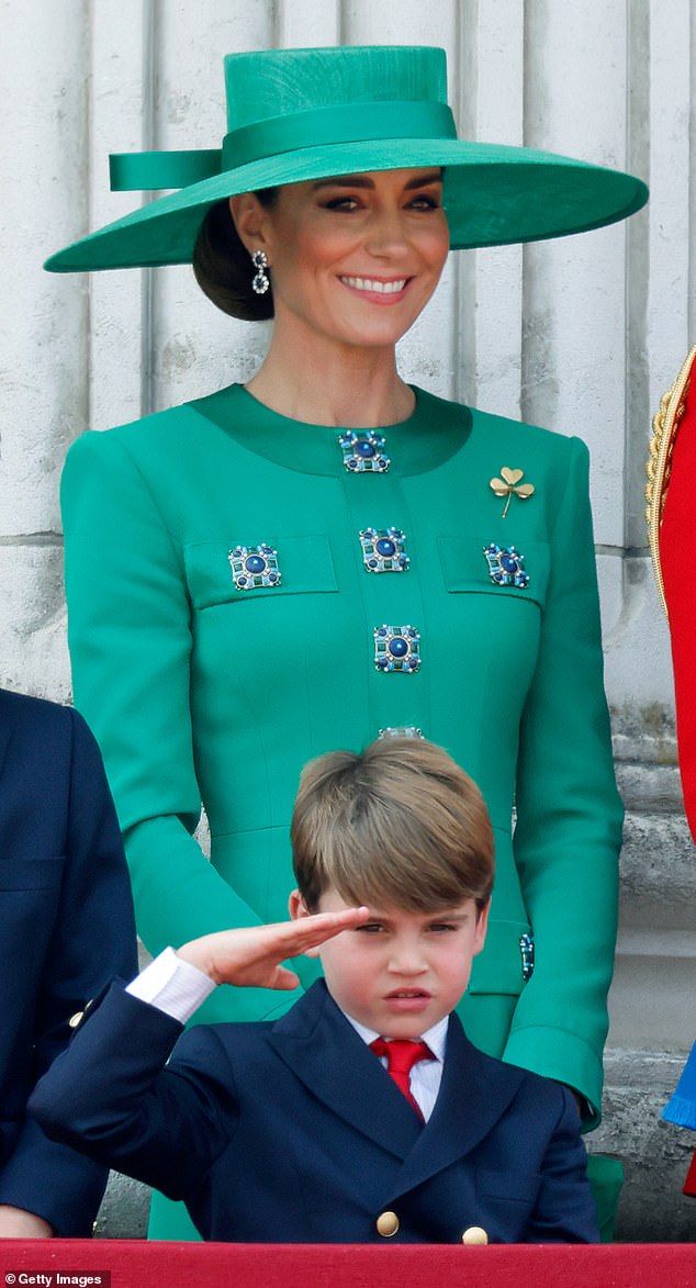 Oben abgebildet: Prinz Louis von Wales und Catherine, Prinzessin von Wales, beobachten während Trooping the Colour am 17. Juni 2023 einen Überflug der RAF vom Balkon des Buckingham Palace aus