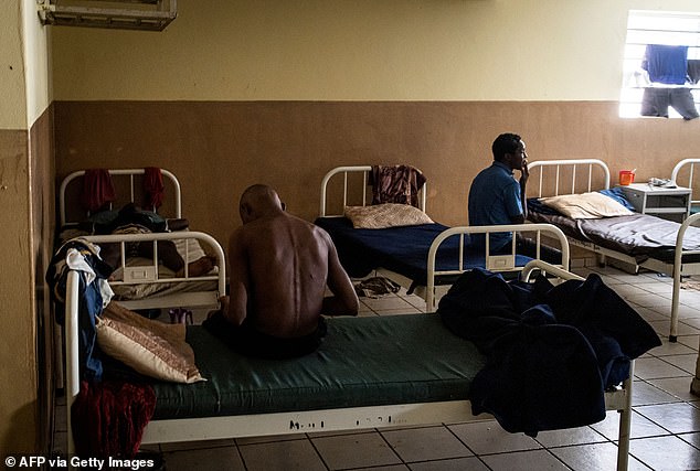 Obwohl es schwierig ist, die Zahl der Betroffenen genau zu bestimmen, ist Sierra Leones einziges psychiatrisches Krankenhaus, eine renovierte Einrichtung aus der britischen Kolonialzeit, überfüllt mit jungen Süchtigen, die von verzweifelt hilfesuchenden Familien eingeliefert wurden