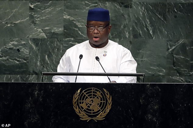In einer landesweiten Sendung sagte Sierra Leones Präsident Bio gestern: „Unser Land ist derzeit aufgrund der verheerenden Auswirkungen des Drogen- und Drogenmissbrauchs, insbesondere der verheerenden synthetischen Droge Kush, mit einer existenziellen Bedrohung konfrontiert.“  Präsident Bio im Jahr 2018 abgebildet