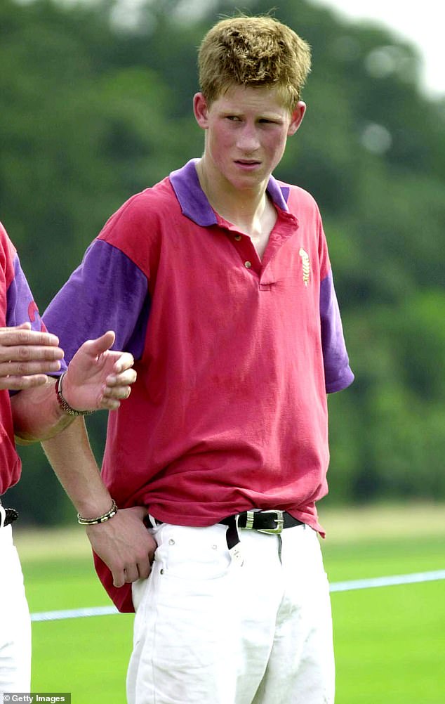 Prinz Harry wurde Monate vor seinem 17. Geburtstag im Juli 2001 im Cirencester Polo Club fotografiert