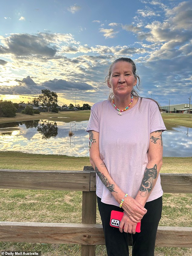 Emma Bates (im Bild), 49, wurde am Dienstag gegen 14.15 Uhr tot in ihrem Haus in Cobram nahe der Grenze zu New South Wales im hohen Norden von Victoria aufgefunden, nachdem sie Verletzungen am Oberkörper und im Gesicht erlitten hatte