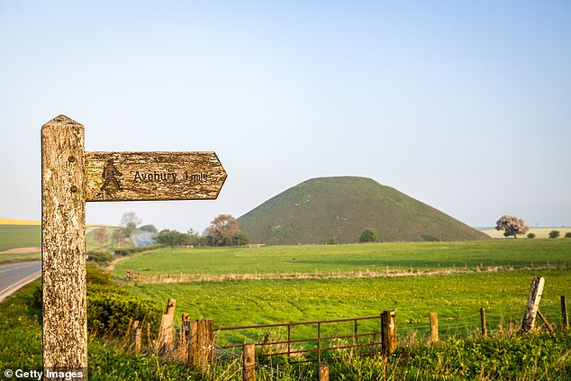 Hier sind 20 der besten Wanderwege Großbritanniens, die zwischen ein paar und einem Dutzend Meilen lang sind und spektakuläre Landschaften bieten – wie auf dem Fußweg nach Avebury, Wiltshire, abgebildet