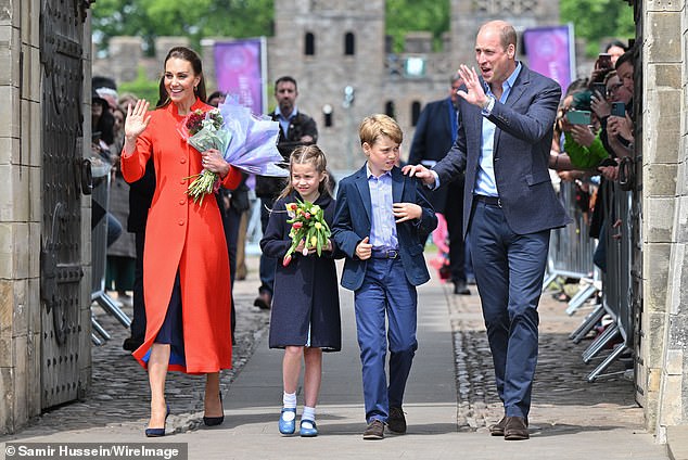 Prinz William und Kate Middleton mit ihren Kindern Prinz George und Prinzessin Charlotte im Cardiff Castle am Tag des ersten Geburtstags von Prinzessin Lilibet